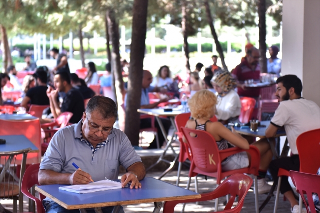 57 yaşında hem öğretmen hem öğrenci